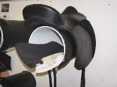 Treeless saddle rack made out of a 5-gallon bucket